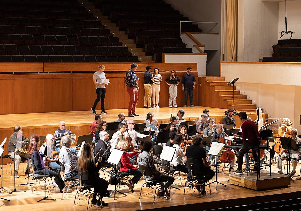 La orquesta y los músicos, en un momento del ensayo.