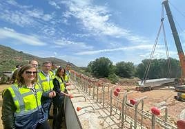 Rocío Díaz y Miguel Contreras, entre los responsables que han visitado las obras de conexión.