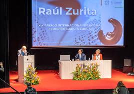 Raúl Zurita, a la izquierda, durante el emotivo discurso que dirigió al auditorio del Centro Lorca tras recibir el Premio.