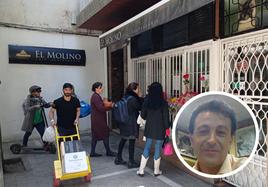 Vecinos del Realejo depositan flores en la puerta del bar El Molino.