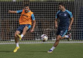 Fede Vico juega un balón con el exterior de su zurda durante un entrenamiento.