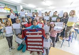 La clase de 5ºA del colegio Isabel la Católica de La Zubia posa con la camiseta del Granada que se sorteará en julio.
