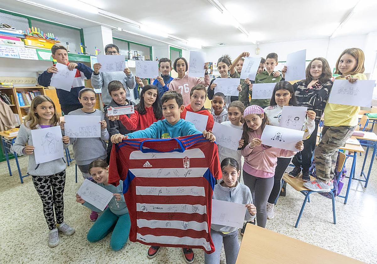 La clase de 5ºA del colegio Isabel la Católica de La Zubia posa con la camiseta del Granada que se sorteará en julio.