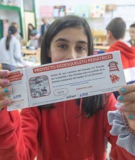 Imagen secundaria 2 - Papeletas para el sorteo de la camiseta con las que están recaudando dinero.
