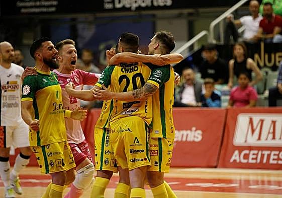 Los jugadores amarillos abrazan a Chino tras transformar el cero a dos, con un doble penalti, en la recta final del primer round.