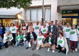 Miembros de la candidatura de la capital junto a simpatizantes en el cierre de campaña.