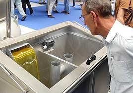 Un hombre observa el aceite de oliva cayendo en una máquina de la reciente feria de Expoliva en Jaén.