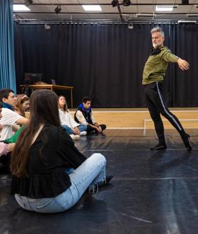 Imagen secundaria 2 - Los alumnos realizan ejercicios en clase y Omar Mesa enseña una coreografía. 