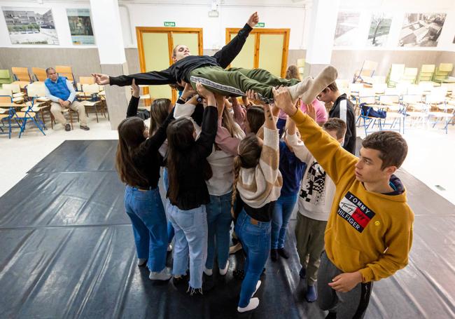 El grupo levanta a Armando para terminar uno de los momentos más emocionantes de la obra.