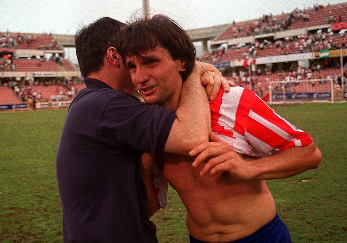 Paco García es consolado tras el 'Murcianazo'.