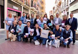 Erik Domínguez y Juan Bravo con miembros de la candidatura de Linares.