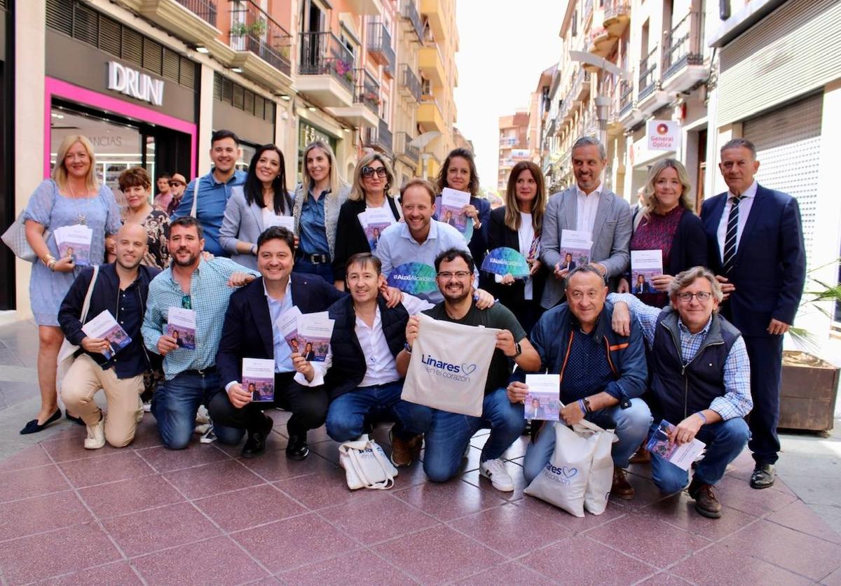 Erik Domínguez y Juan Bravo con miembros de la candidatura de Linares.