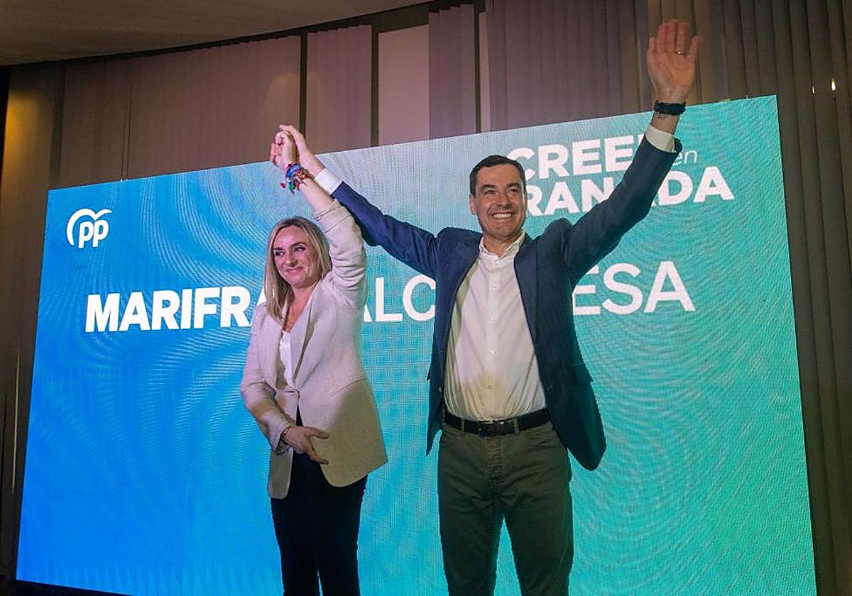 El presidente del PP andaluz y de la Junta, Juanma Moreno junto a Marifrán Carazo en el cierre de campaña en Granada.