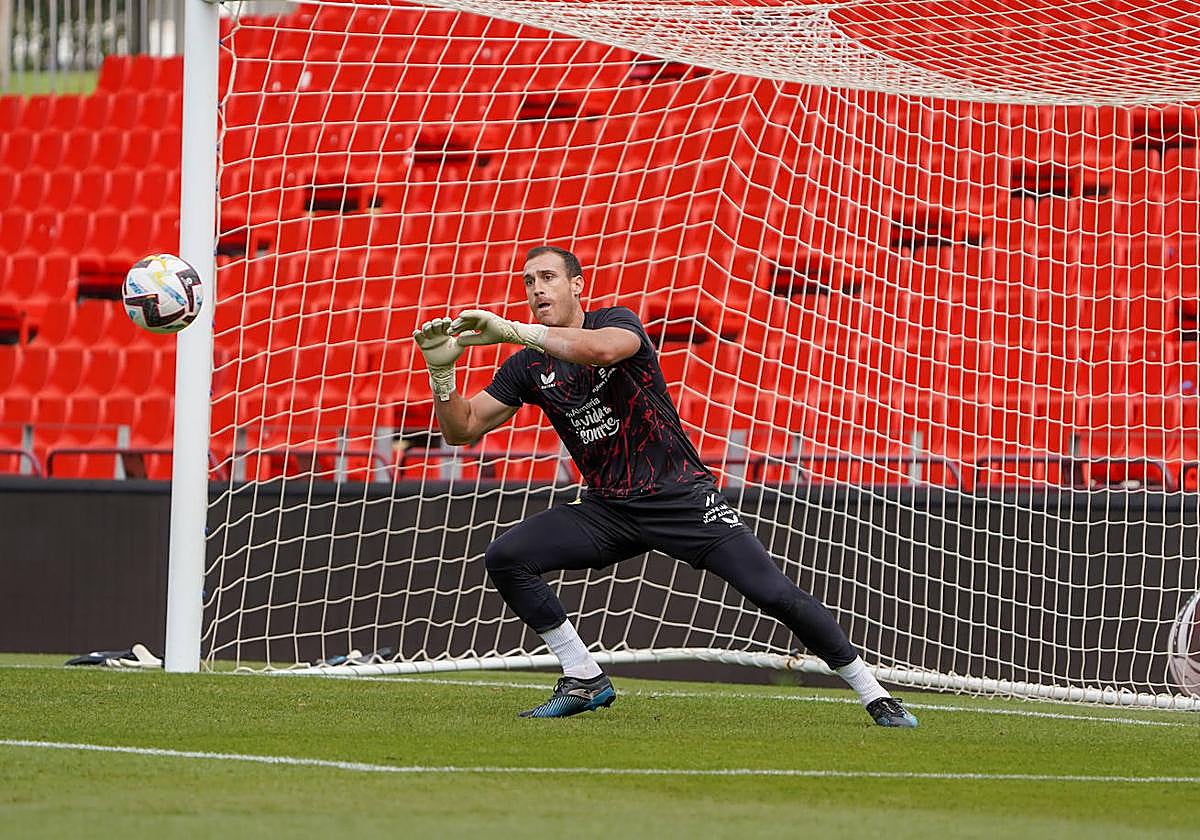 Fernando Martínez despeja un balón en el entrenamiento de este viernes.