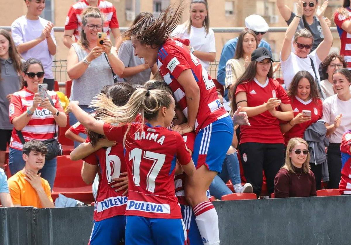 Las jugadoras del Granada celebran uno de los dos goles en casa.