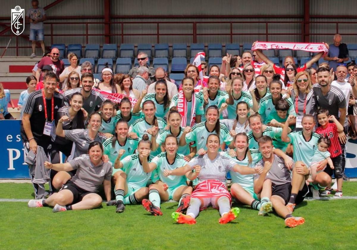 Foto de familia del Granada Femenino después de doblegar a Osasuna.