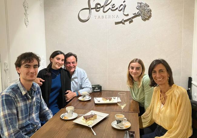 El candidato del PP, Agustín González, junto a su familia.