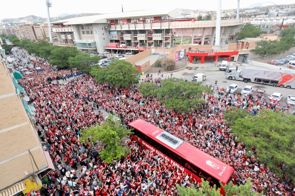 Las imágenes de la marea rojiblanca para recibir al Granada