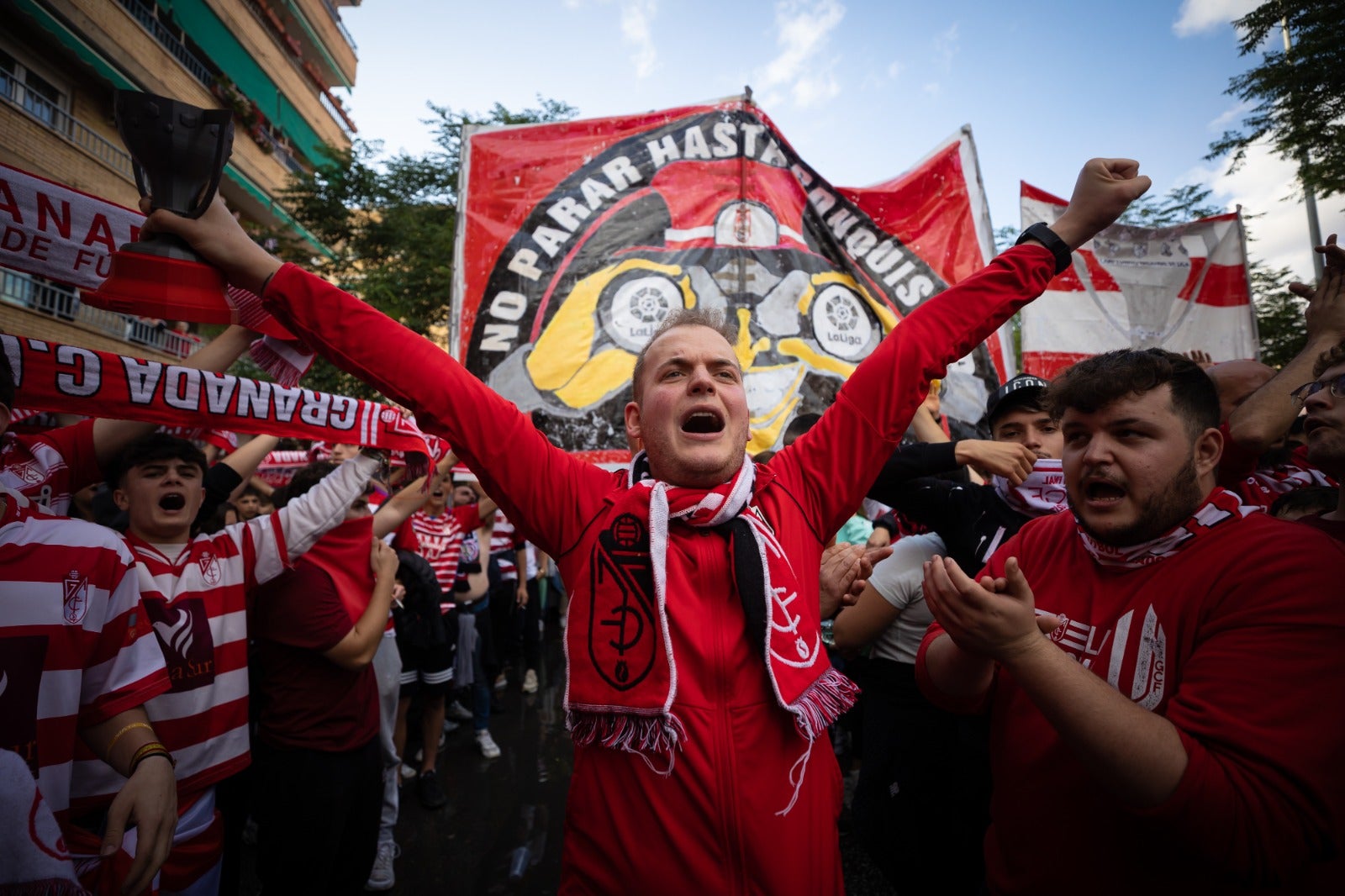 Las imágenes de la marea rojiblanca para recibir al Granada