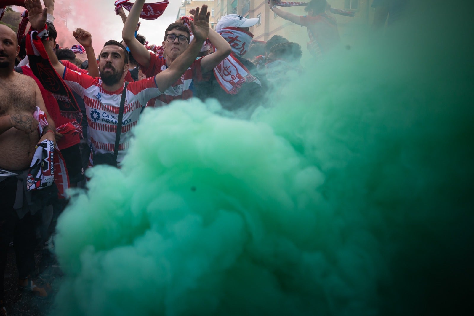 Las imágenes de la marea rojiblanca para recibir al Granada