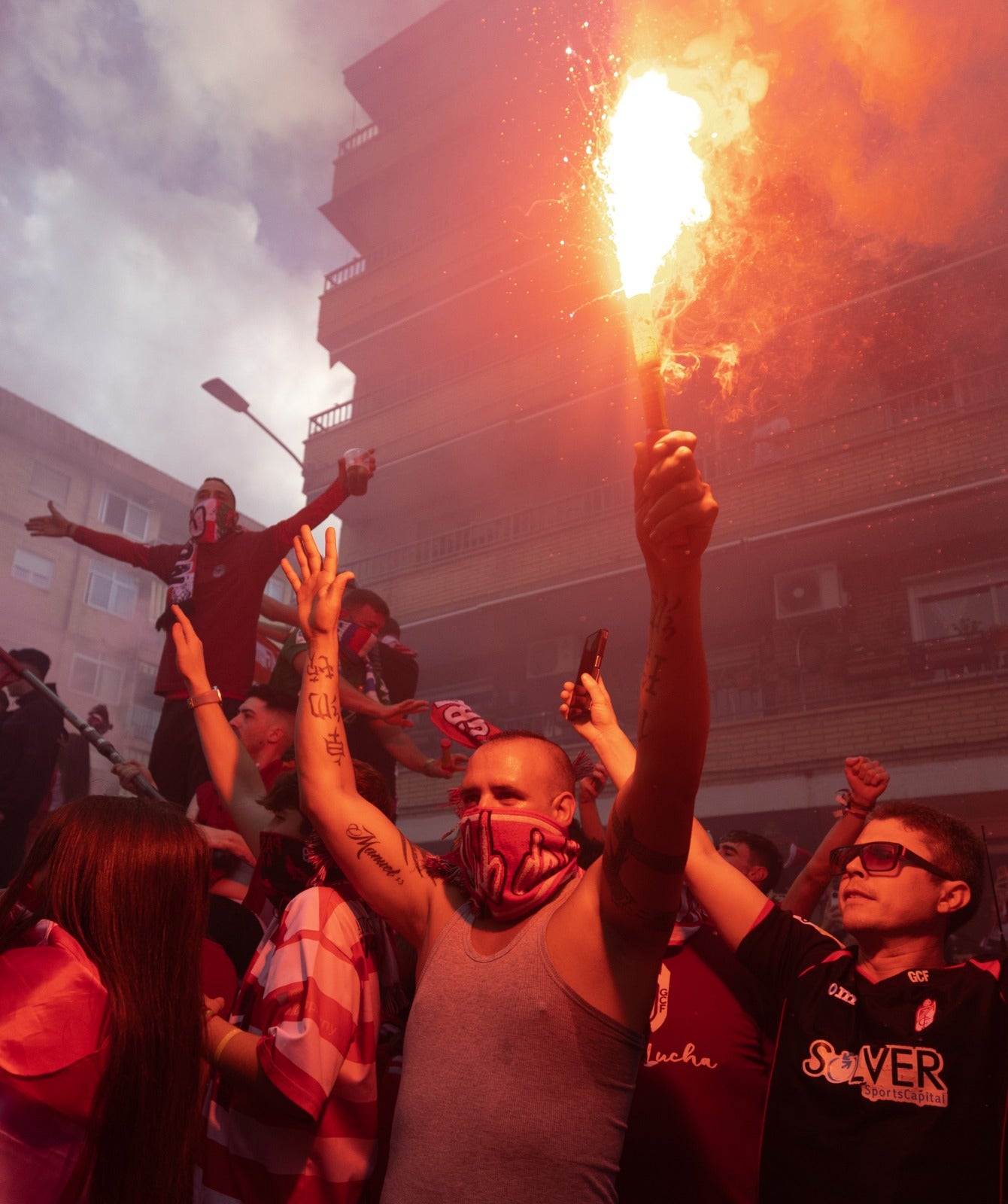 Las imágenes de la marea rojiblanca para recibir al Granada