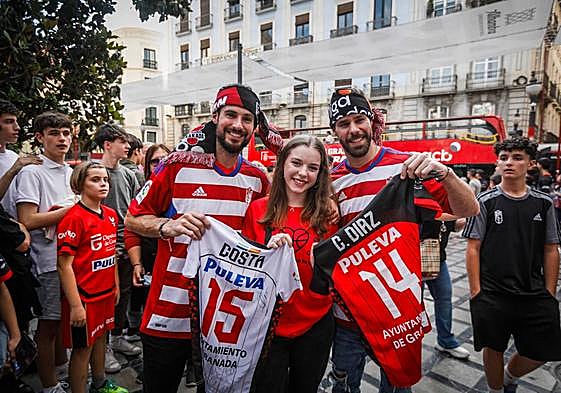 Ana Pérez, juntos a sus ídolos:Lluís Costa y Christian Díaz.