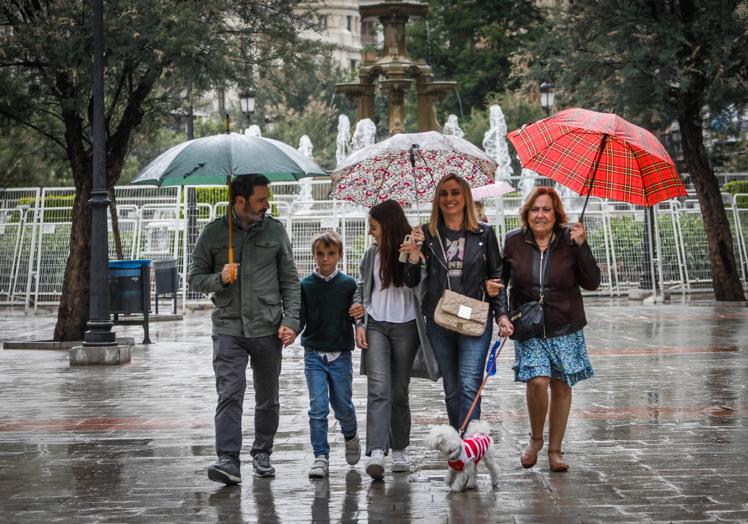 Marifrán Carazo (PP), de paseo con la familia por el centro