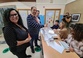 Gabriel Soria, junto a compañeros de la candidatura, ejerce su derecho al voto.