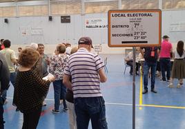 Votaciones en un colegio electoral de la ciudad de Almería, este domingo 28 de mayo.