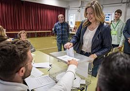 Beatriz Sánchez, en el momento de depositar su voto.