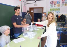 Momento en que Concepción Gonzalez Insúa ejerce su derecho al voto.