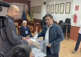 El secretario general del PSOE, Francisco Reyes, ejerce su derecho al voto.