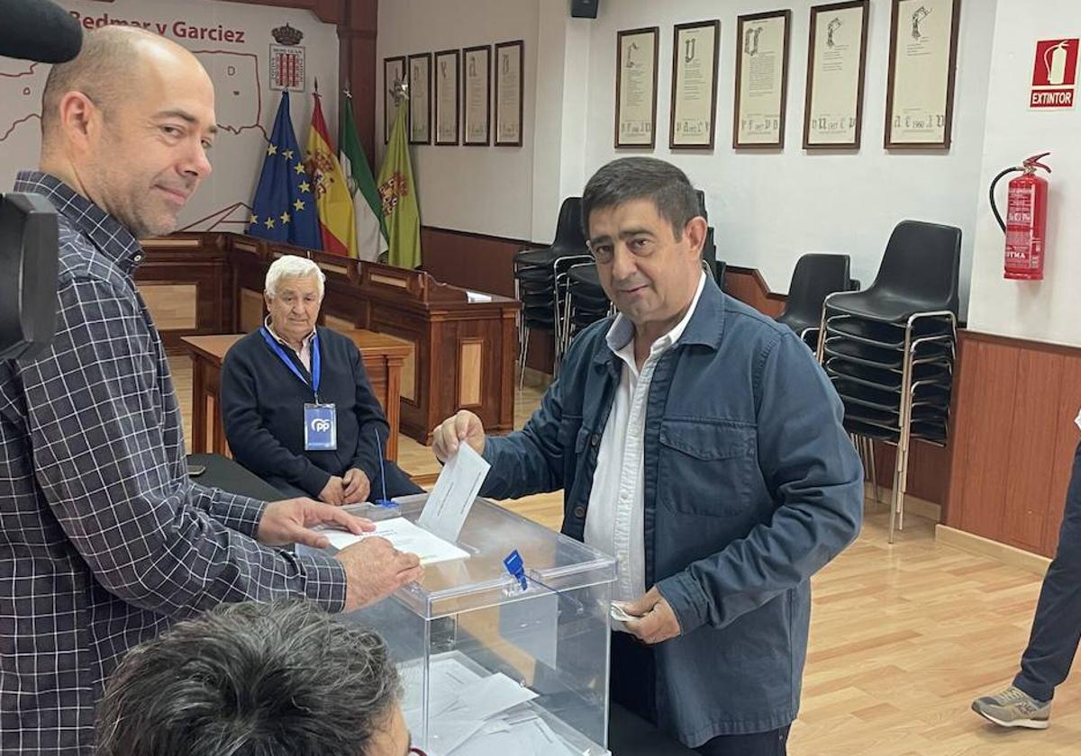 El secretario general del PSOE, Francisco Reyes, ejerce su derecho al voto.