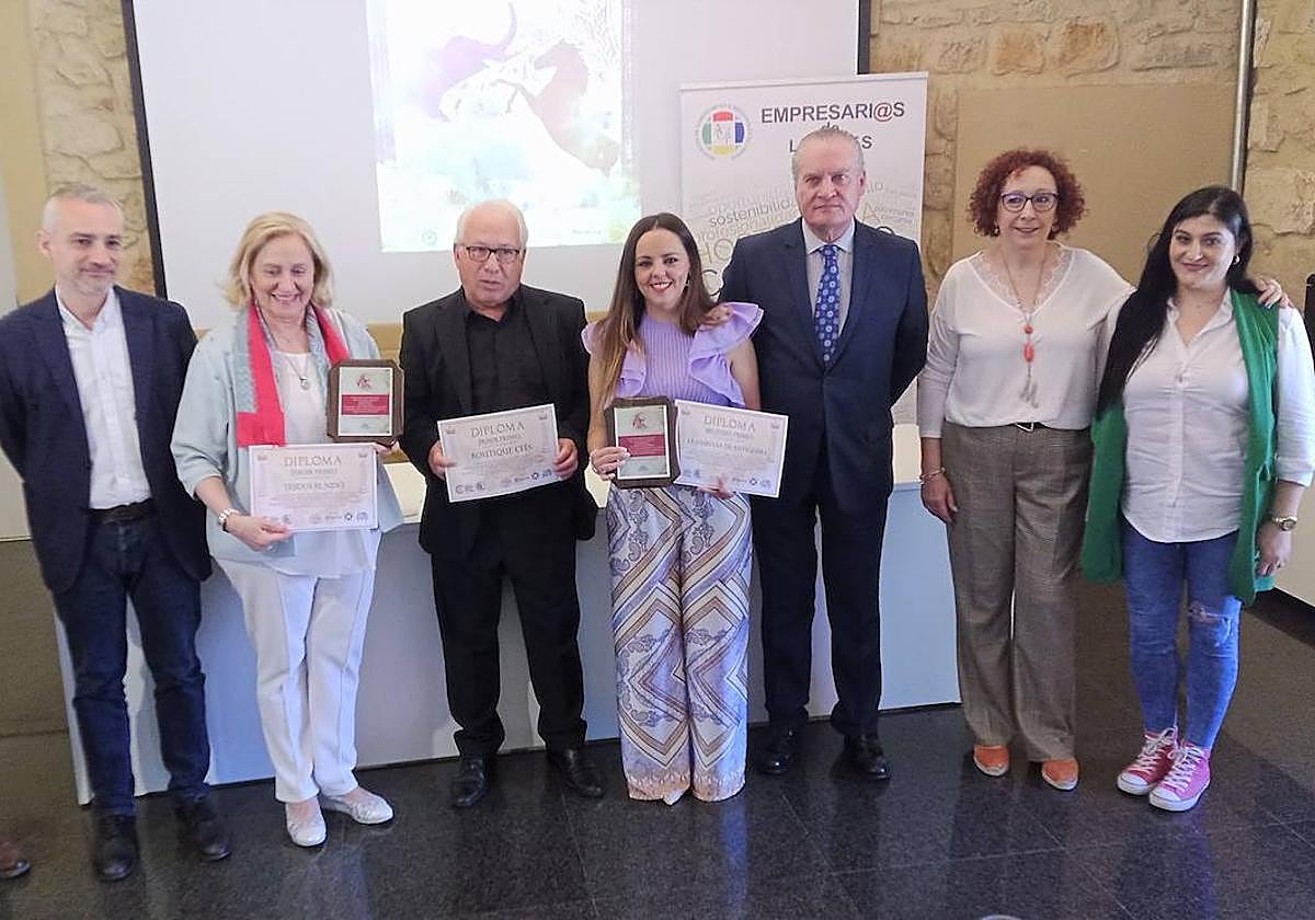 Foto de familia del acto de entrega de los premios del concurso de escaparates de los Días de Mercurio.