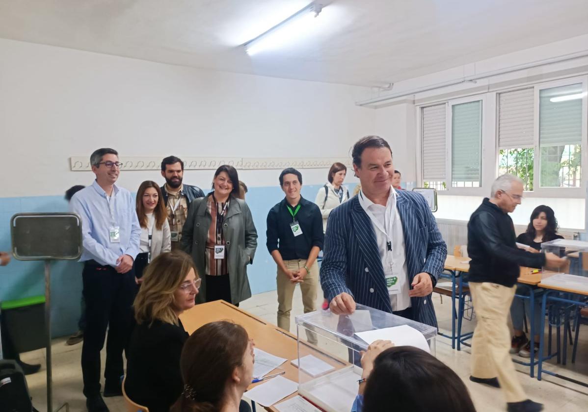 Manuel Carlos Vallejo vota en el IES Santa Catalina.