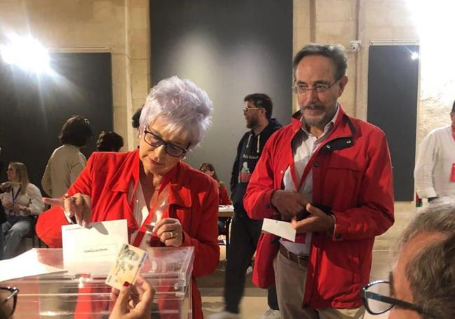 La candidata Elena Víboras y el parlamentario Felipe López.