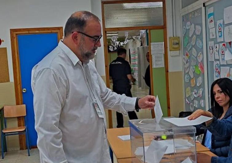 Paco Puentedura vota en el colegio San Juan de Dios del Cerrillo de Maracena de la ciudad de Granada.San Juan de Dios del Cerrillo de Maracena de la ciudad de Granada.