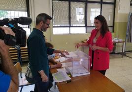 Carmen Mateos introduce su papeleta en las urnas.