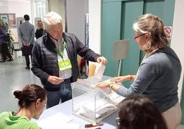 El candidato de VOX, Manuel Ureña, ejerce su derecho al voto.