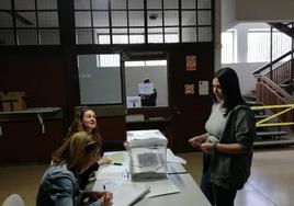 Julia Martínez Prieto ejerce su derecho a voto por primera vez.
