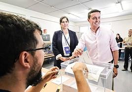 Javier Aureliano García vota en el Colegio de Nueva Almería.