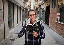 El escritor granadino José Carlos García, con un ejemplar de 'Misterios granadinos al calor de la lumbre'.