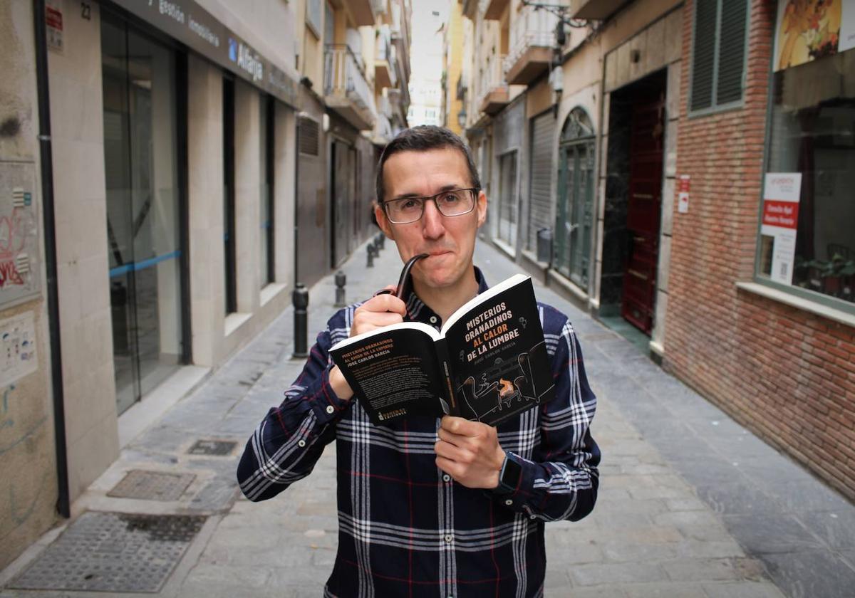 El escritor granadino José Carlos García, con un ejemplar de 'Misterios granadinos al calor de la lumbre'.