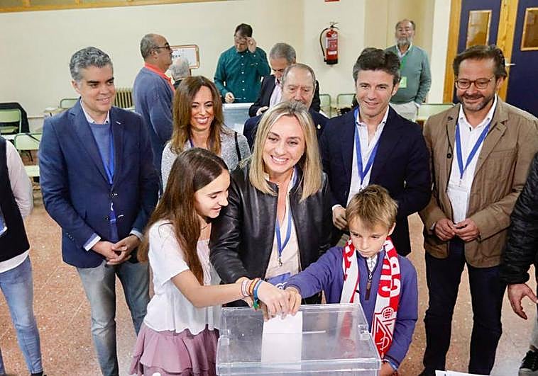 Marifrán ha votado acompañada por sus hijos, sus compañeros y los miembros de la candidatura.