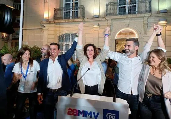 Mar Vázquez celebra los resultados en la plaza de la Catedral de Almería.