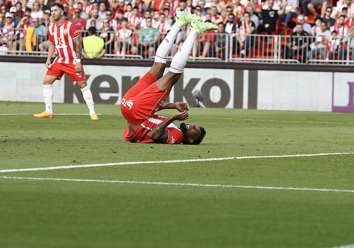 Dyego Sousa lamenta una ocasión fallada.