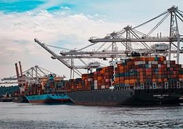 Barcos cargados en un puerto.