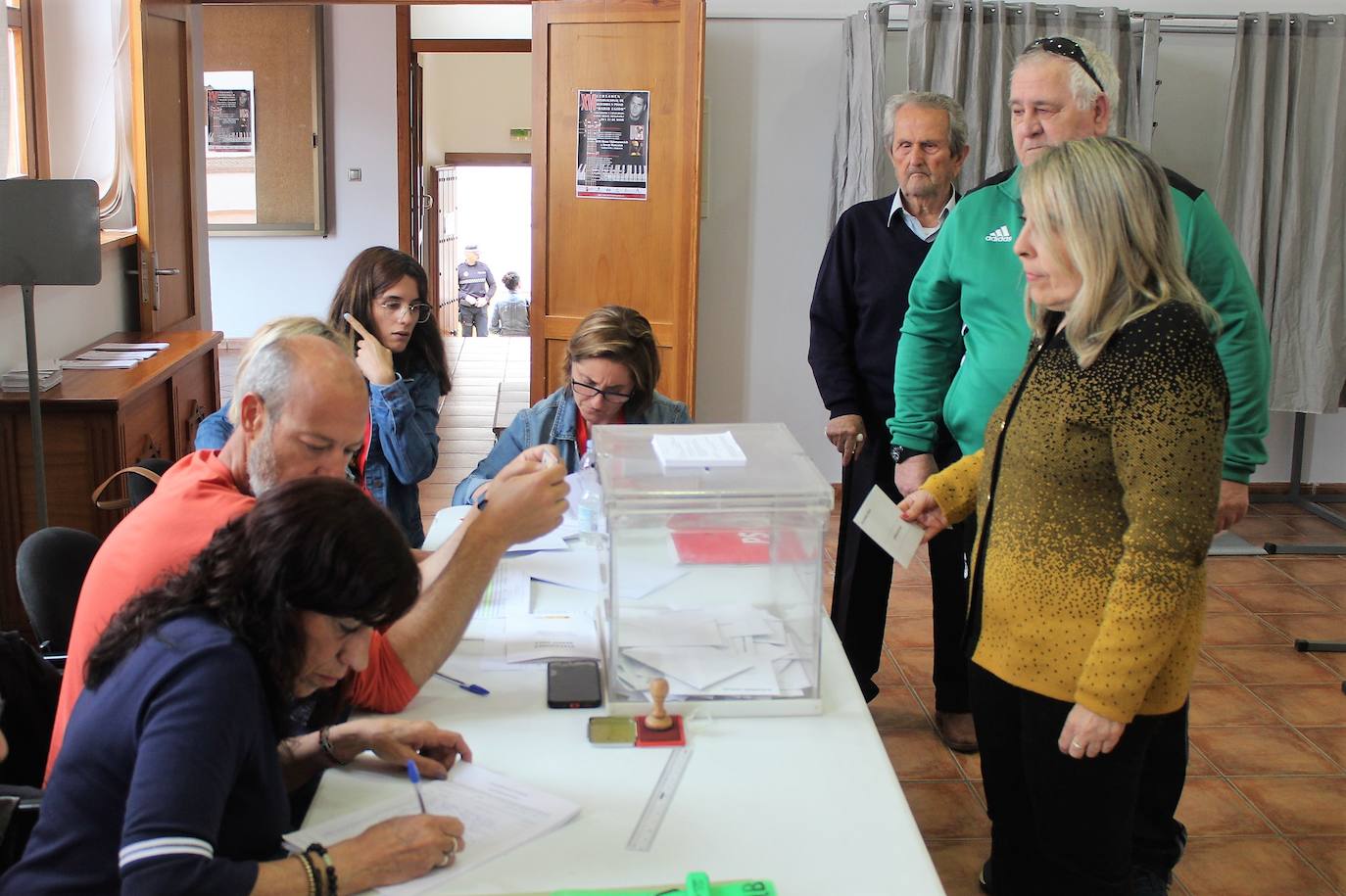 Un grupo de vecinos ejercen su derecho al voto.