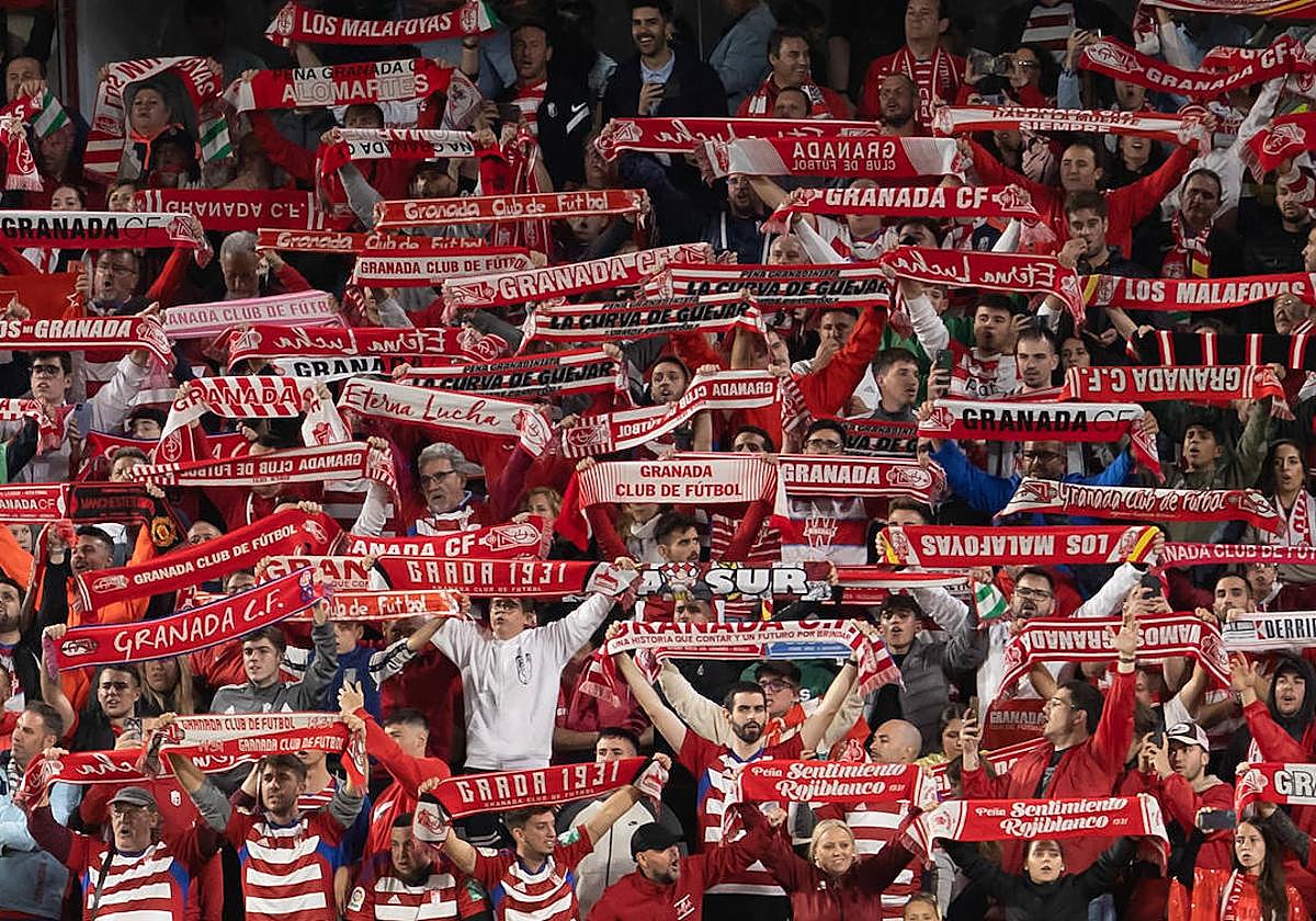 Aficionados del Granada cantan el himno del club contra el Leganés el pasado sábado.