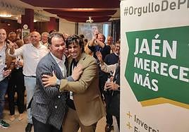 Manuel Vallejo, abrazado por Antonio Luis Gómez, celebrando el resultado este domingo por la noche junto a miembros del partido y simpatizantes en el Hotel Xauen de la capital.